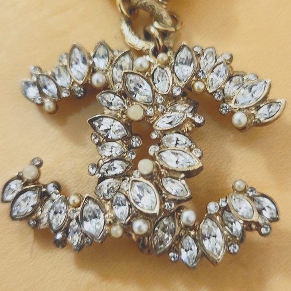 Chanel Classic Gold, Pearl, and Crystal Necklace- Limited Edition Vintage - Picture 7 of 10